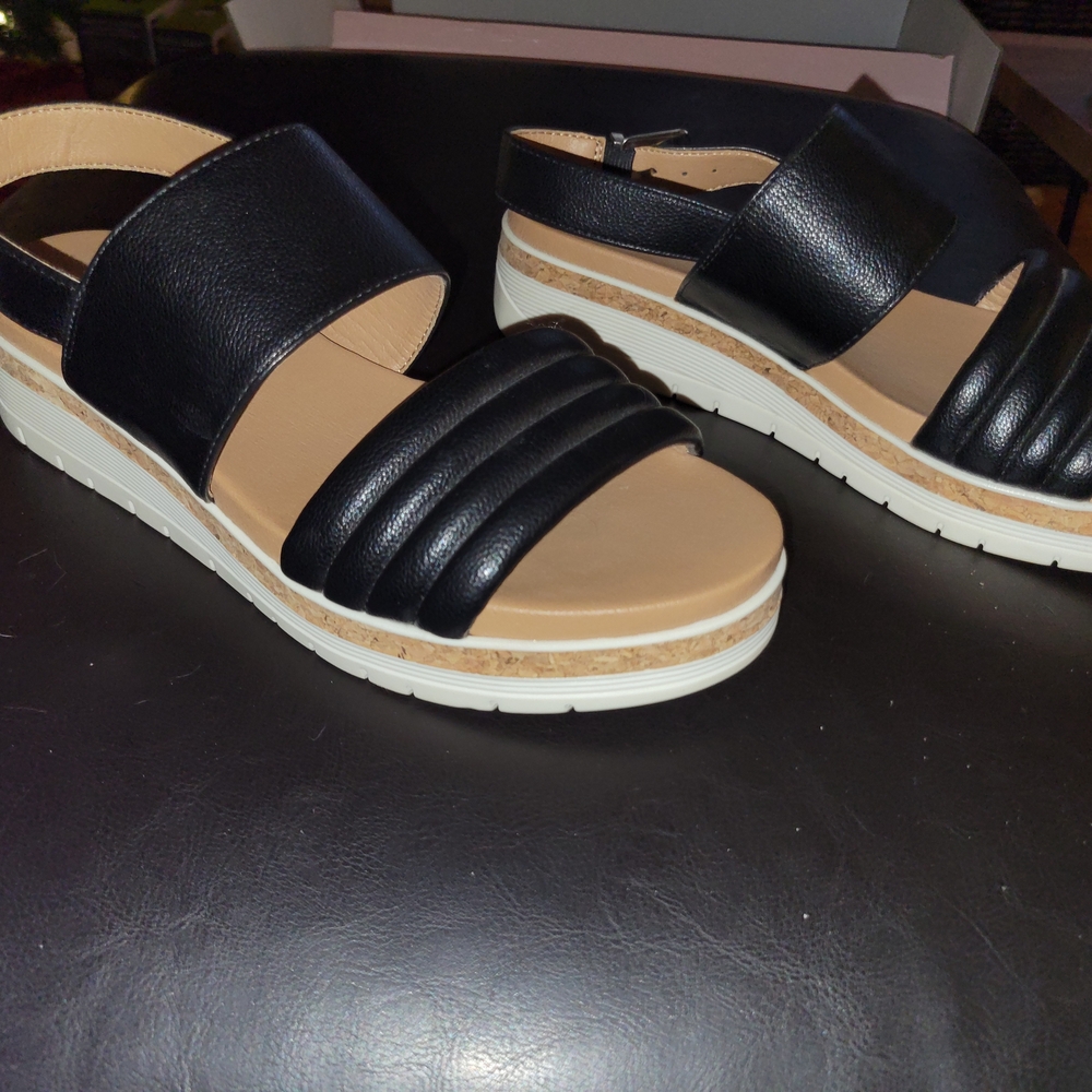 Adrienne Vittadini Black & Tan Sandals SZ 8.5